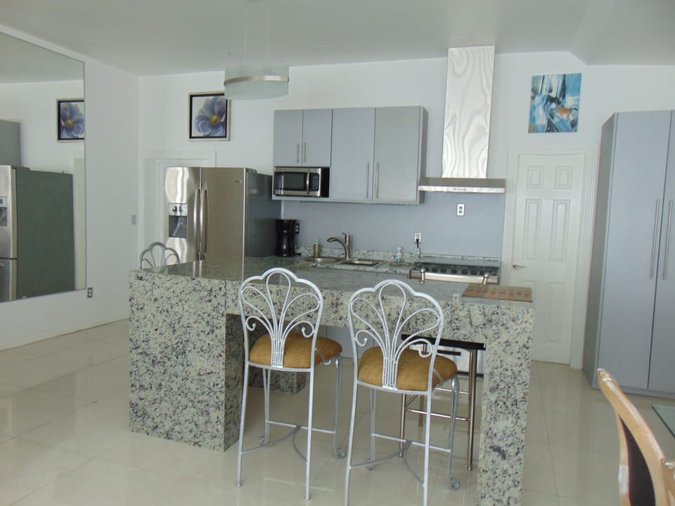 Deluxe Townhome, 2 Bedrooms, Non Smoking, 2 Bathrooms | Private kitchenette | Full-size fridge, microwave, stovetop, coffee/tea maker