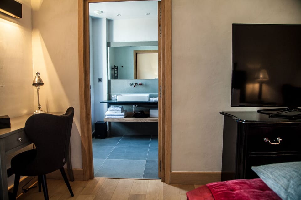 Double Room (Merlot) | Bathroom sink