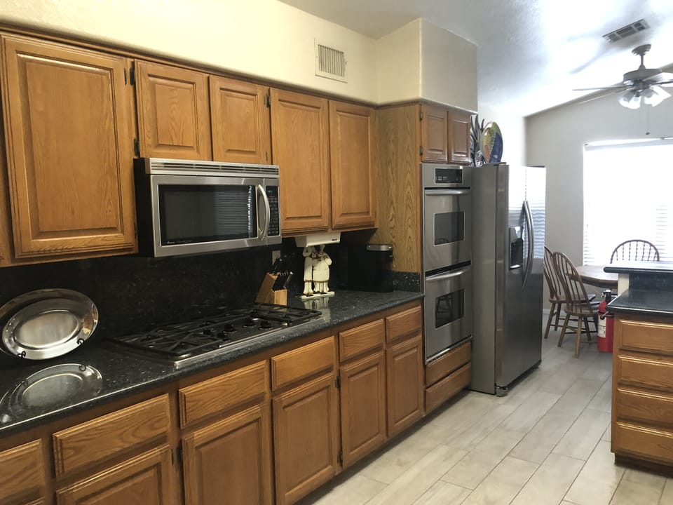 Kitchen gas range, 2 ovens & 2 refrigerators, nice😊