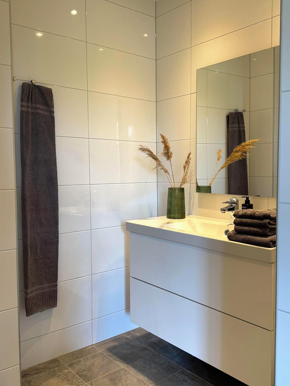Standard Double Room, 2 Twin Beds | Bathroom | Shower, free toiletries, hair dryer, towels