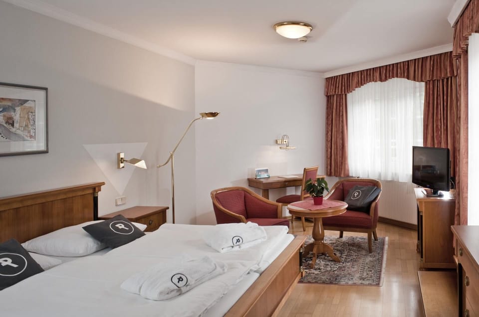 Deluxe Double Room | In-room safe, desk, WiFi (free)