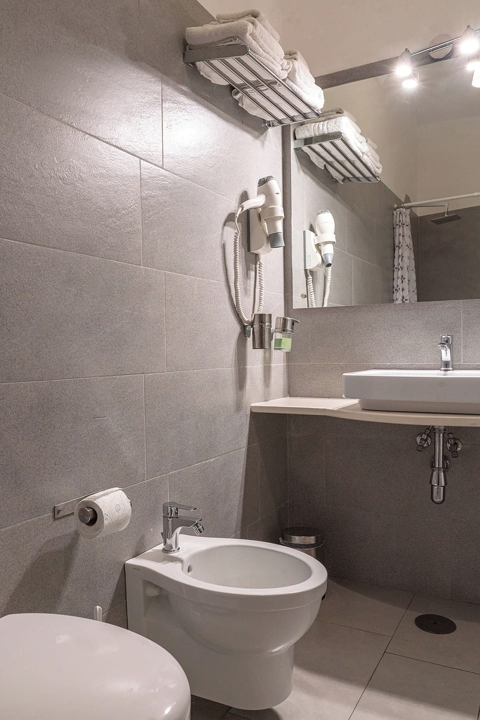 Apartment | Bathroom | Shower, free toiletries, hair dryer, bidet
