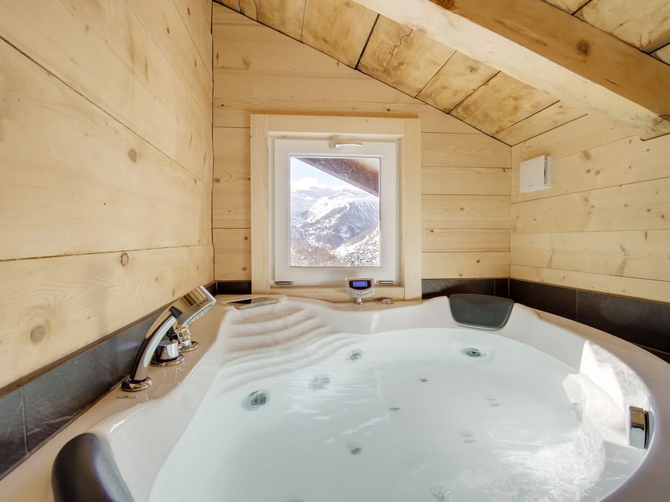 Fabulous whirlpool bath with a great view! Perfect for unwinding after a big day