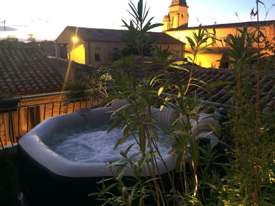 Outdoor spa tub