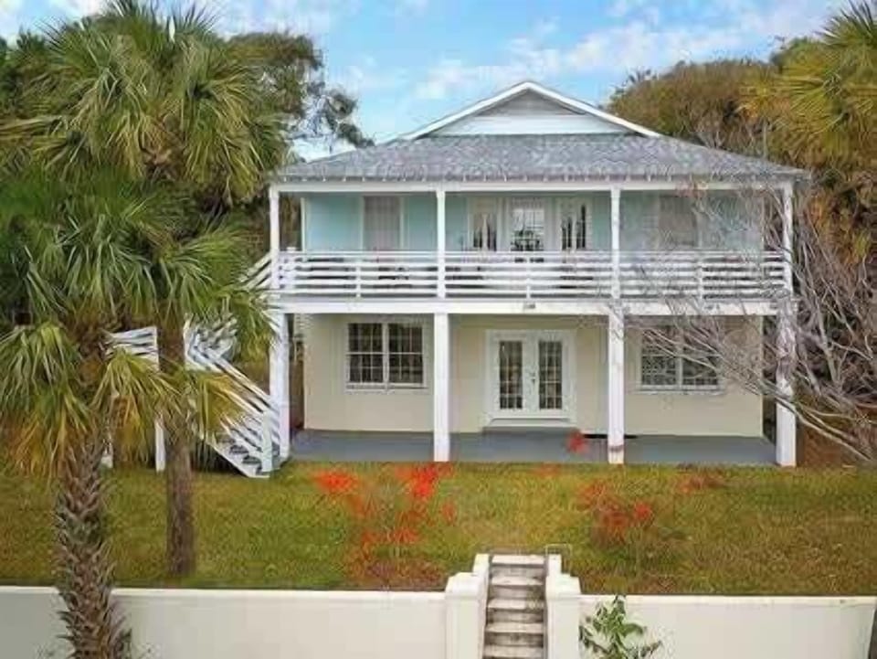 This upper unit has a great porch, gets a lovely breeze, and has a peek-a-boo view of the ocean.