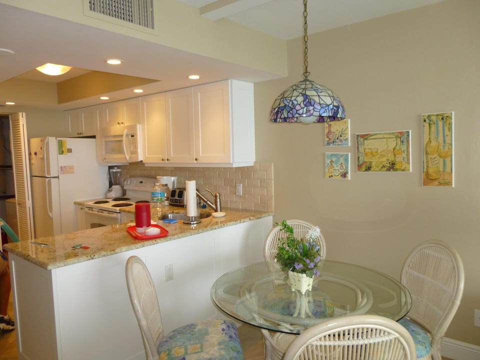 Kitchen / Dining Area