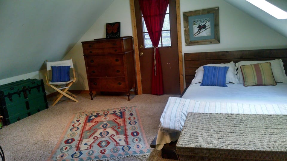 Very comfortable queen bed, see stars from skylight, mountain views off deck.
