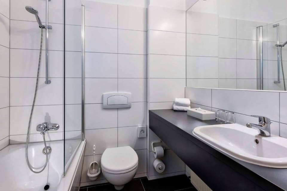 Superior Double Room | Bathroom | Hair dryer, towels, soap, shampoo