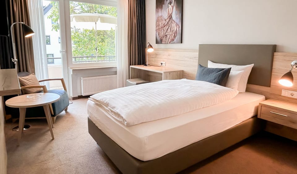 Single Room, Balcony | In-room safe, individually decorated, individually furnished, desk