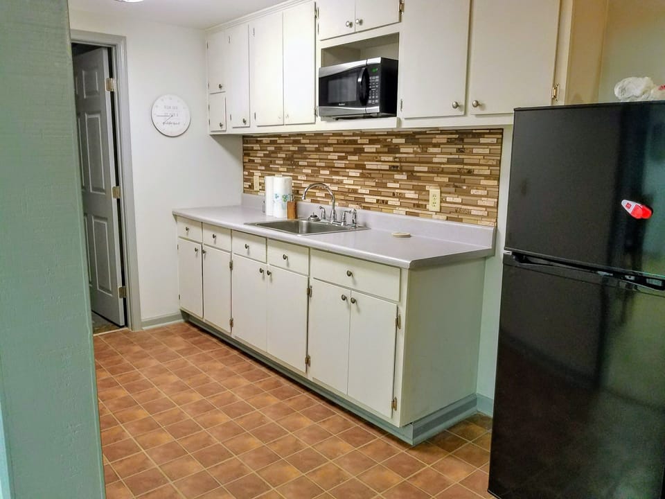 Apartment, Multiple Beds, Accessible (Southern Retreat) | Private kitchen | Microwave