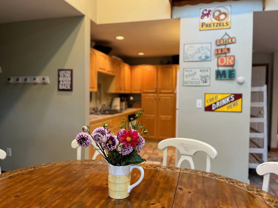 Sunlit dining for 6-8 people