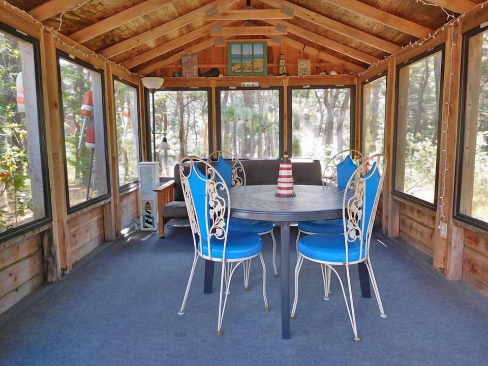 Screened in porch area