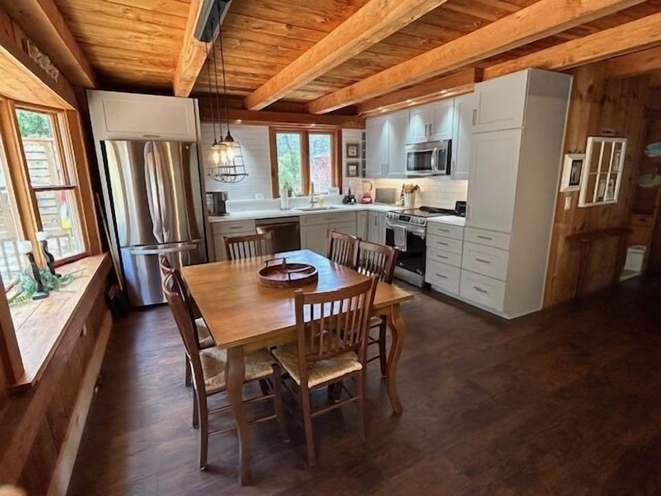Spacious kitchen and dining area