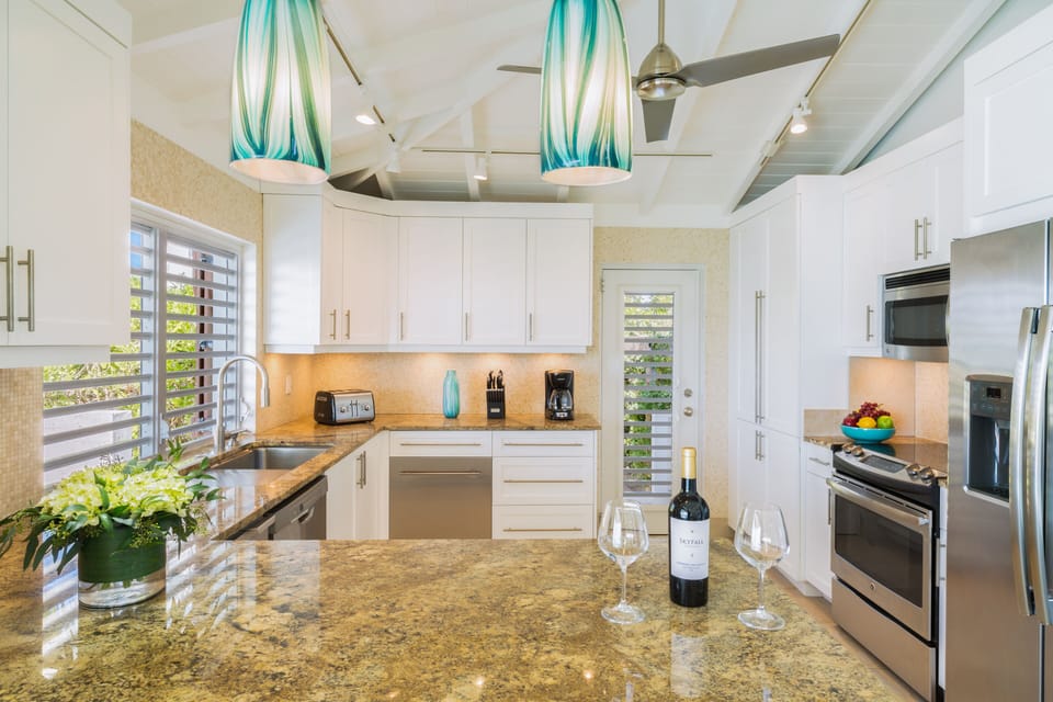 Sapphire Sunsets - Gourmet kitchen, granite counters, stainless steel appliances