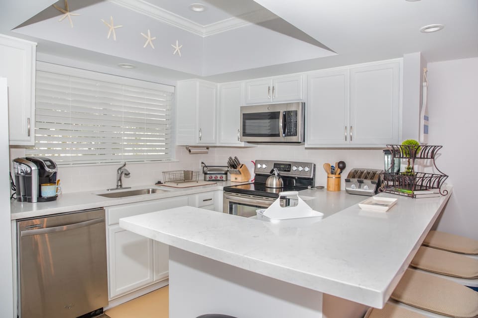 Lovely all white kitchen with brand new appliances
