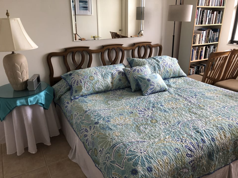 King size bed (Master bedroom) 