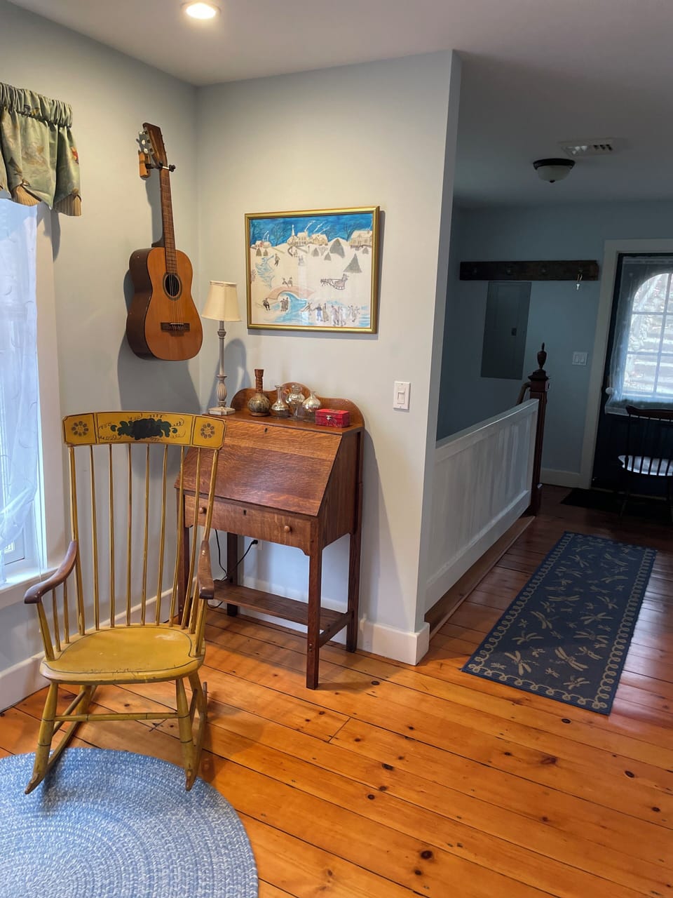 Upper level sitting area