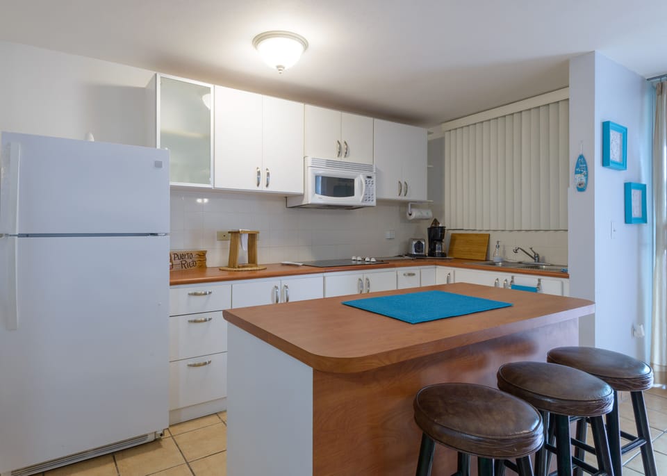 Kitchen is nicely equipped.