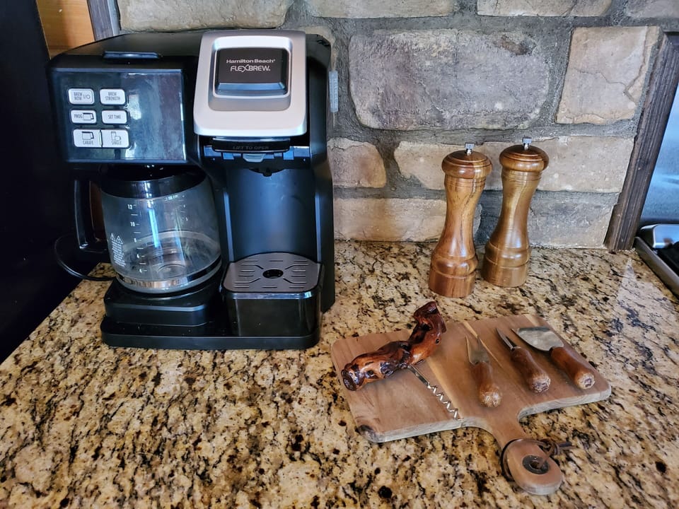 Carafe/K-cup combo coffee maker