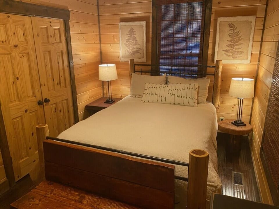 1st Bedroom (Queen size) on main floor