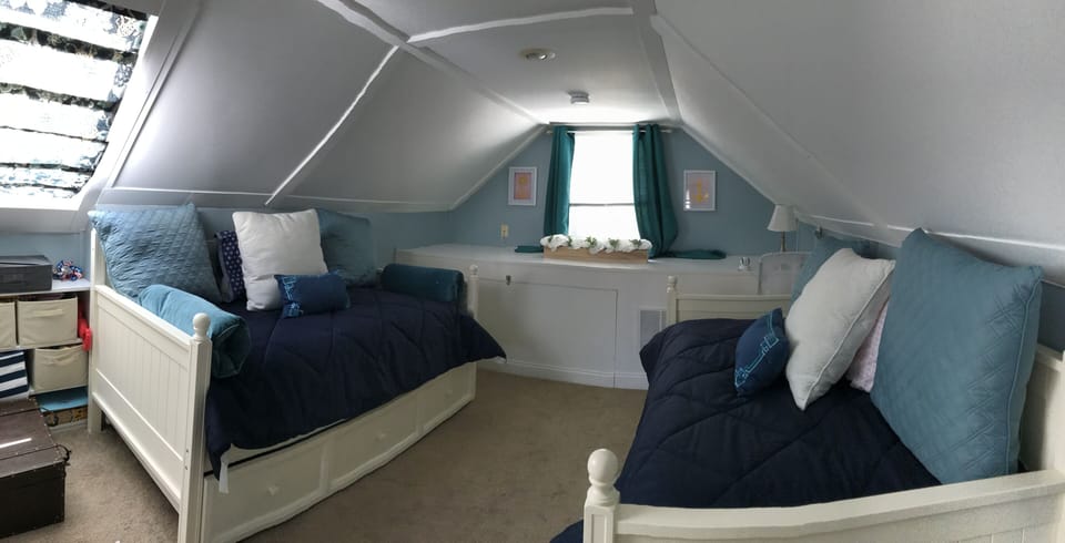 Upstairs room (2 twins)