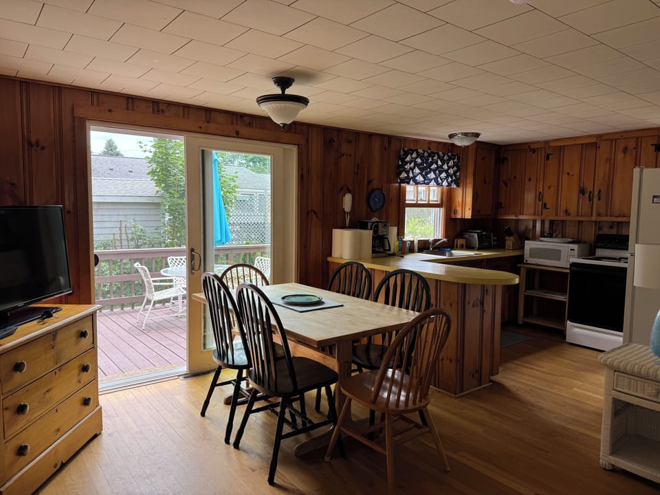 Dining room/ Kitchen 