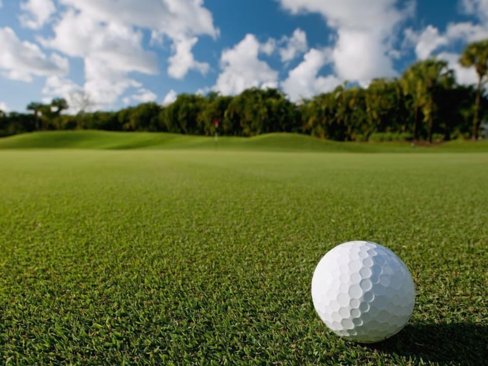 15 minute walk to the Hervey Bay Golf & Country Club 