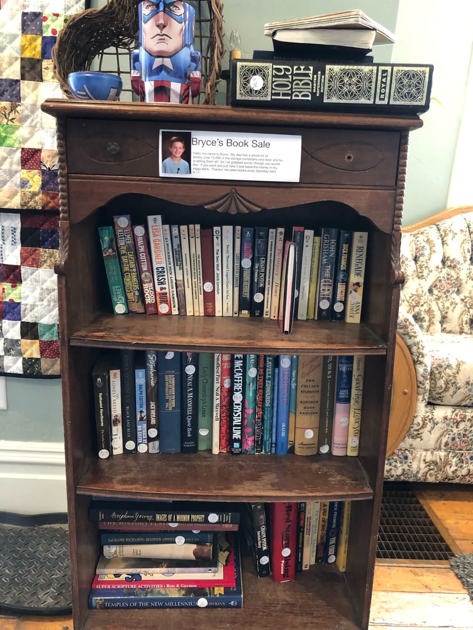 My son has a little bookstore in the cottage, a perfect atmosphere to relax.