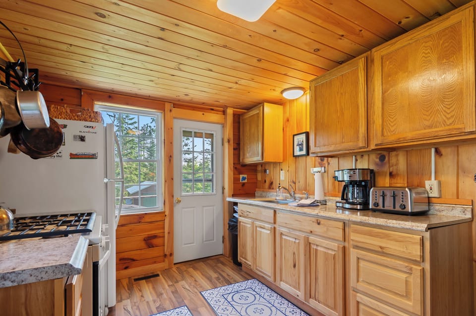 Full kitchen