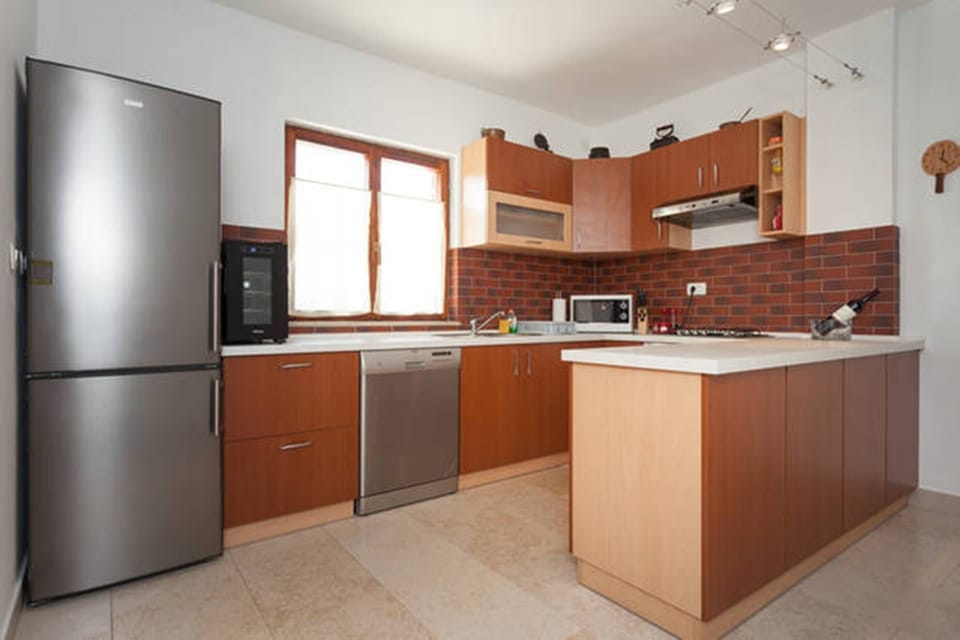 Fully equipped kitchen overlooking the pool