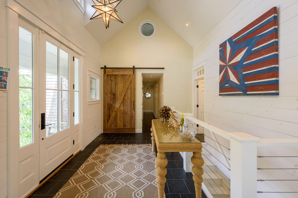 Entry Foyer (between Living Area and Bedroom Area)