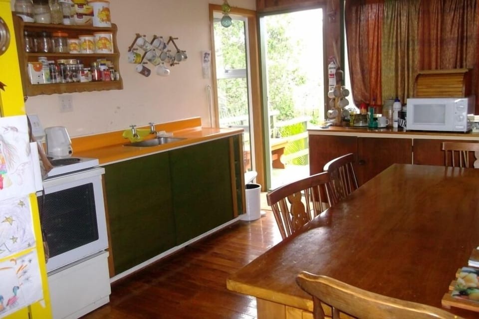 Kitchen andamp; Dining Table