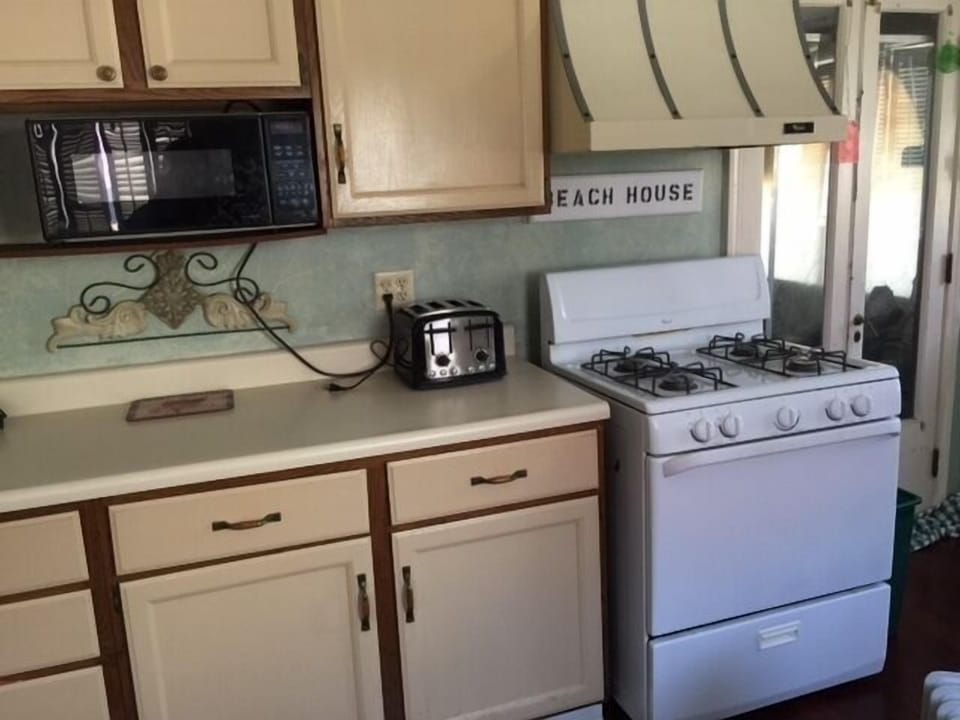 Fully equipped kitchen.