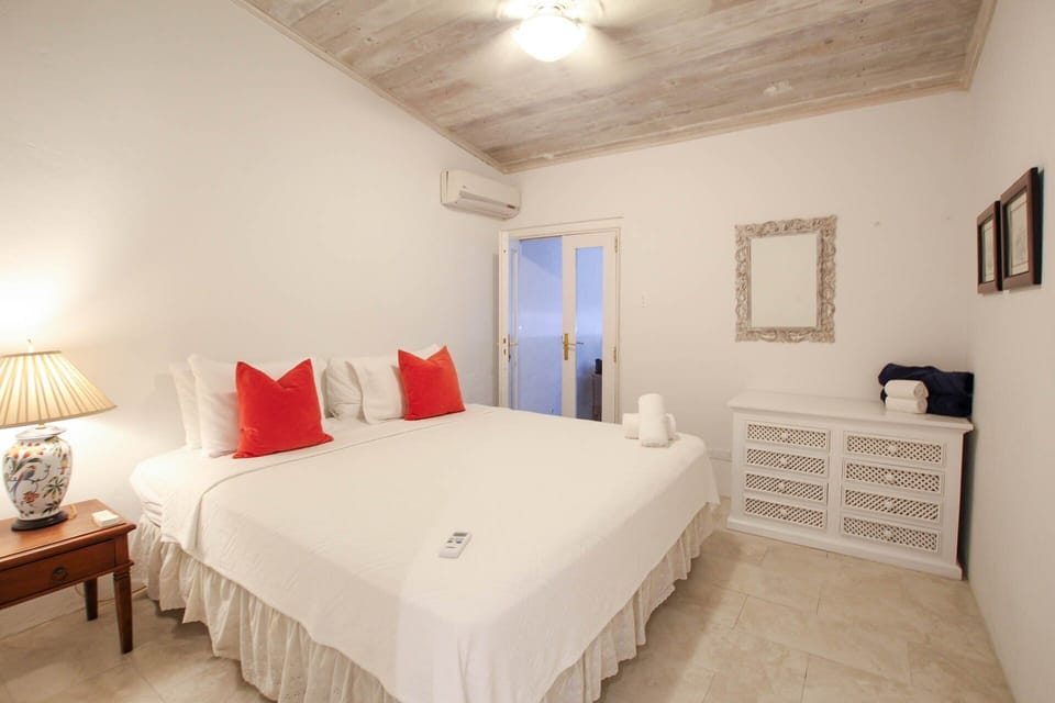 Fourth bedroom with A/C, ceiling fan and en suite bathroom