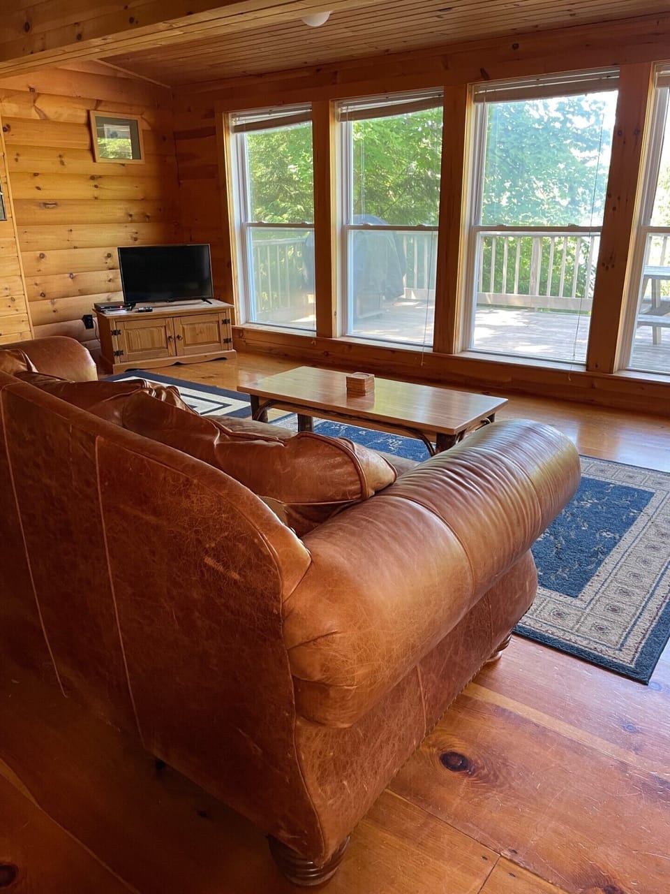 Loung area (with view on to the deck and beyond)