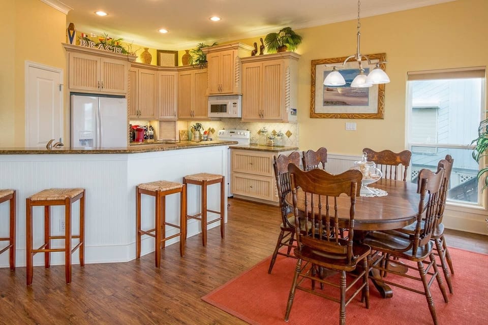 Open Concept Living - Dining Table Seats Up to 6 & Bar Seats Up to 4