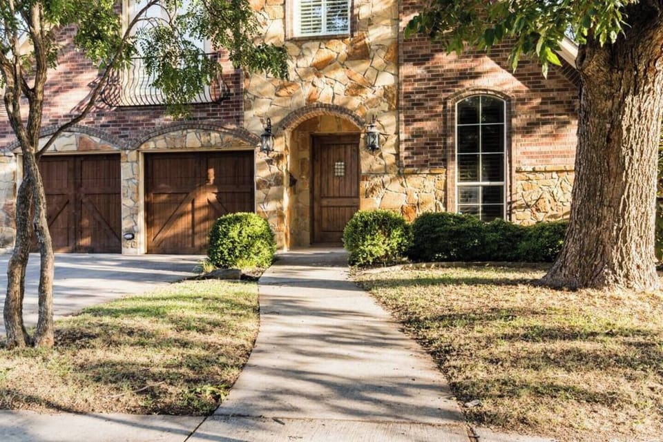 Home Exterior, 2 Car Garage