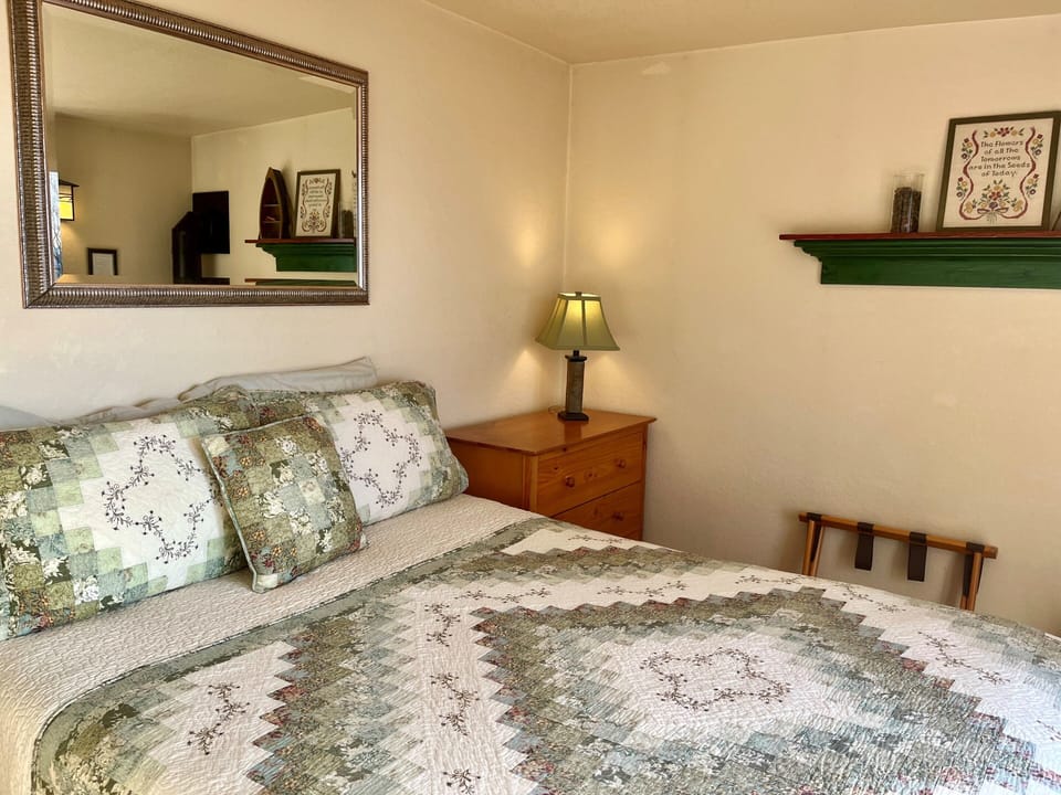 Lake Facing Bedroom
There is nothing more important that a good night's sleep. Our plush queen bed with ample pillows and warm bedding provides this for you in Cottage #2.