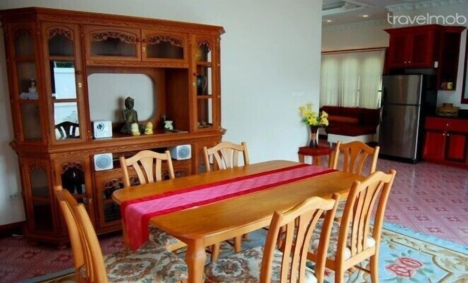 Luxury 2Bdrm Villa , dining room with seating for 6.