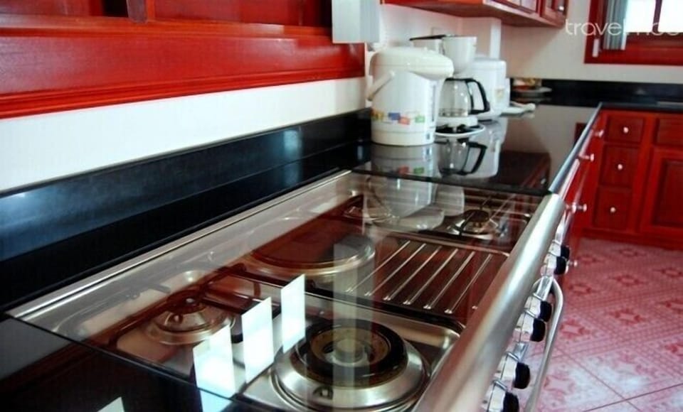 Luxury 2Bdrm Villa , Italian stove with rotisserie  oven.
