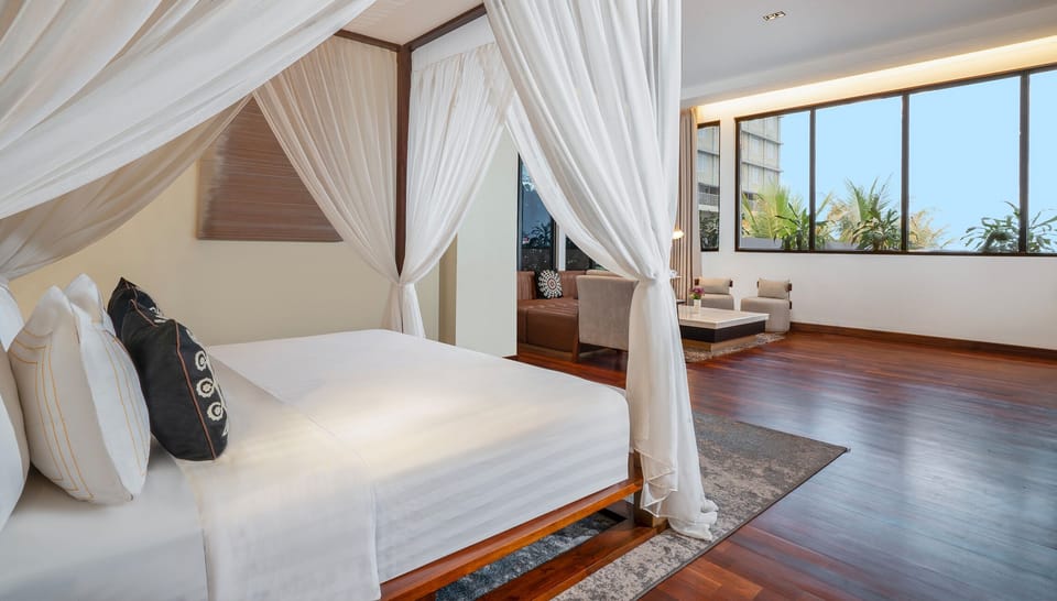 Suite with Private Meeting Room | In-room safe, soundproofing, iron/ironing board, free WiFi