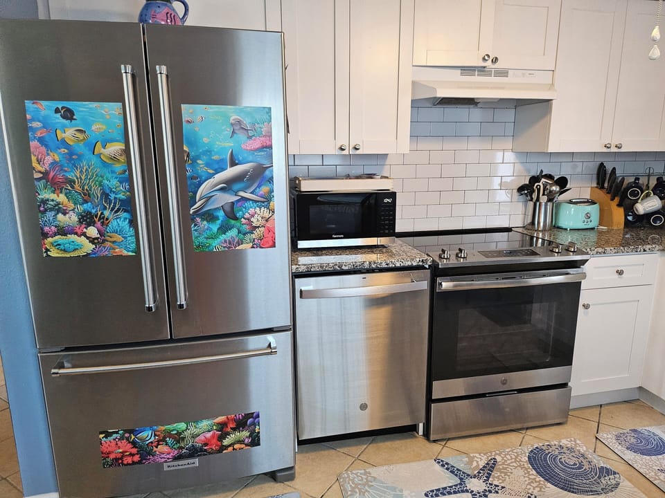 stainless appliances, fridge ice maker, dishwasher, microwave, air fryer, 
