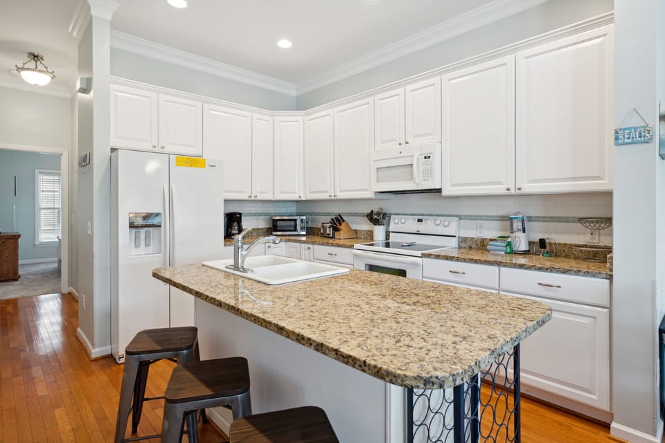 Full Kitchen with breakfast bar.