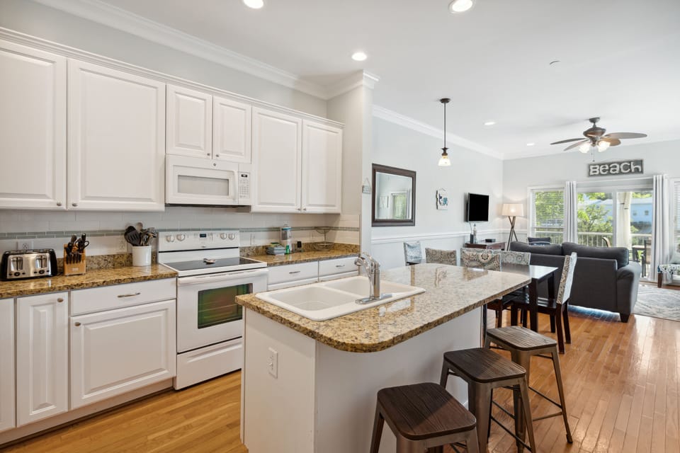 Full Kitchen with breakfast bar.