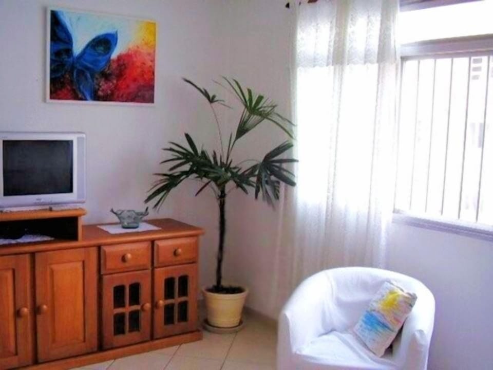 Apartment on Rua México, 2 bedrooms, 50 meters from Pitangueiras beach with WIFI. Apartment in State of São Paulo