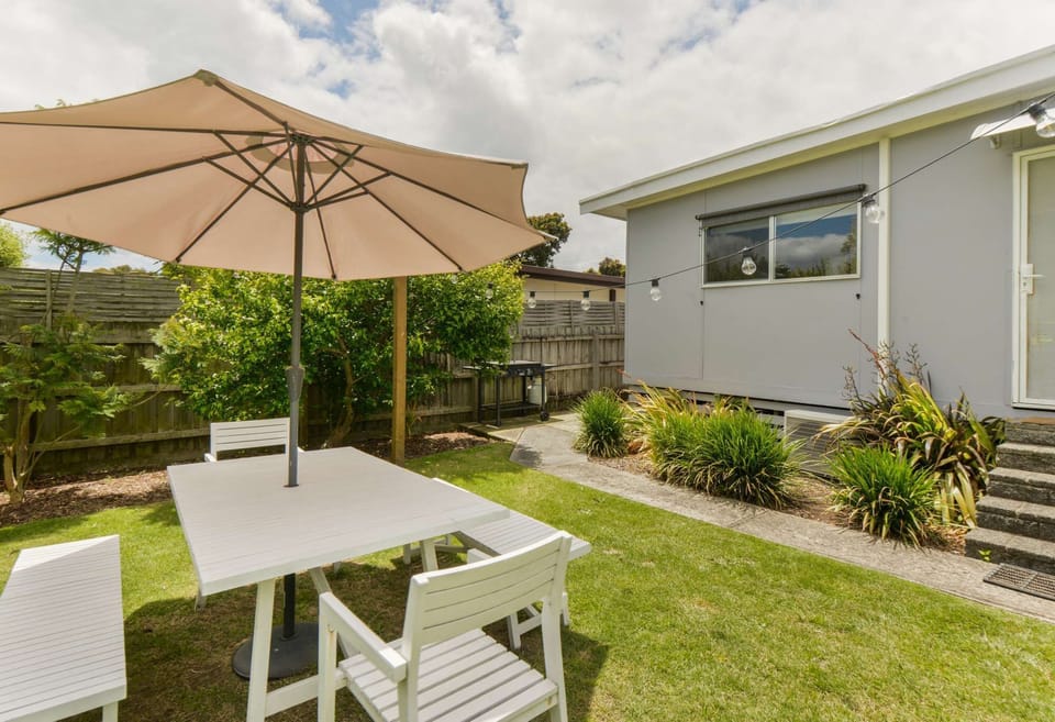 Large secure backyard with gas BBQ, outdoor table, fire-pit area and hammock (BYO wood for fire-pit - Please note that fire-pit can also not be used during total fire-ban periods in summer )