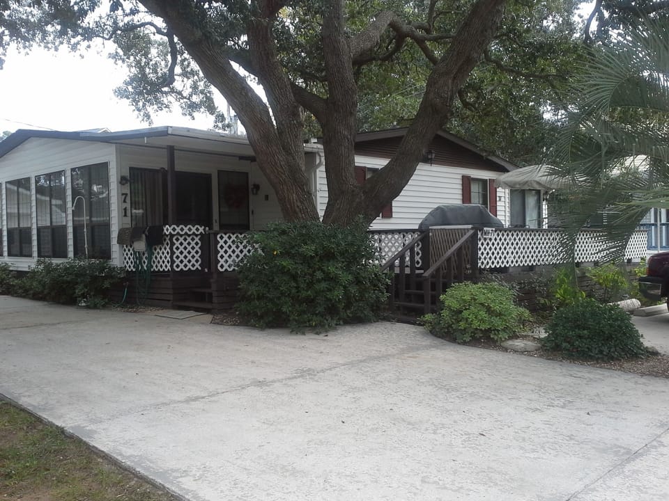 Live Oak tree for some shade; plenty of parking with cart outlets.