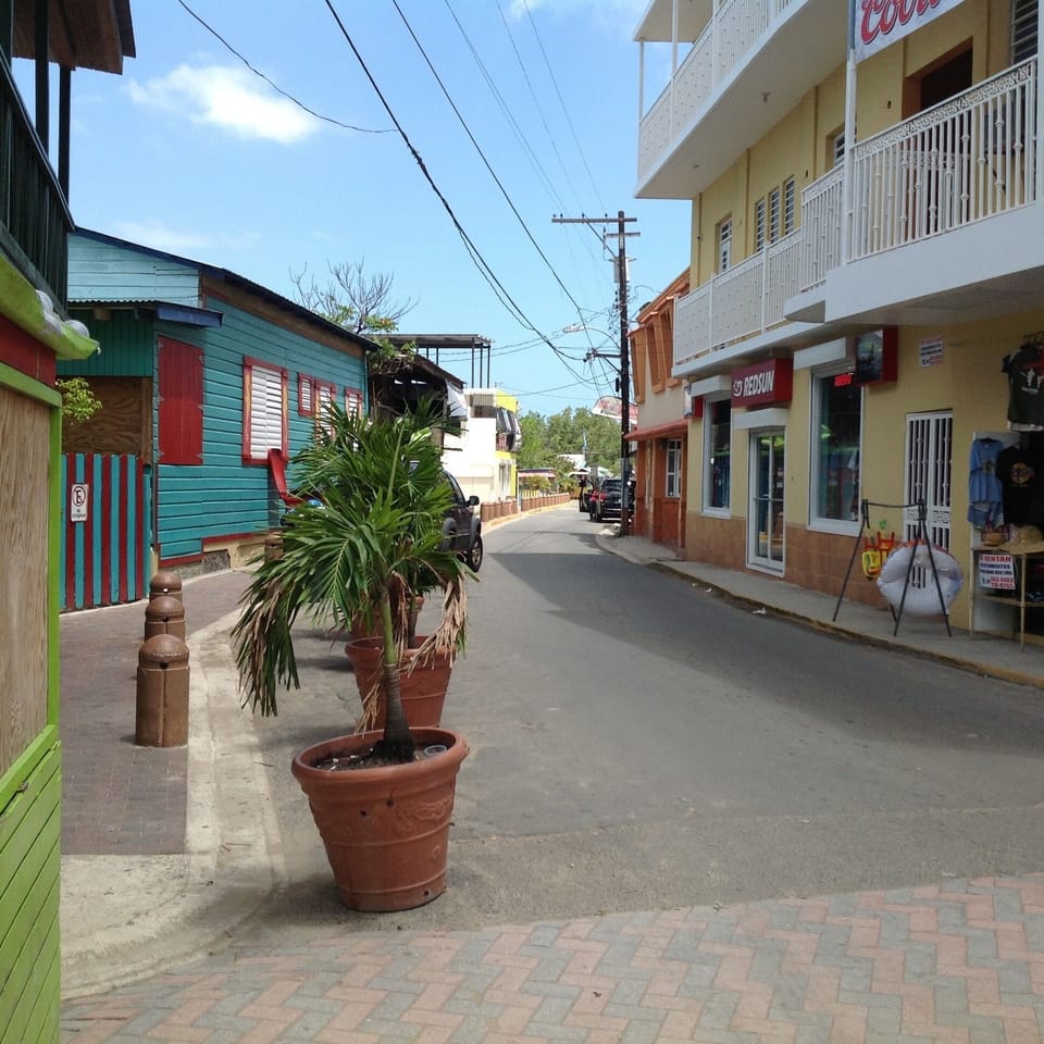 Boqueron Poblado has local stores, pubs, bars and restaurants.