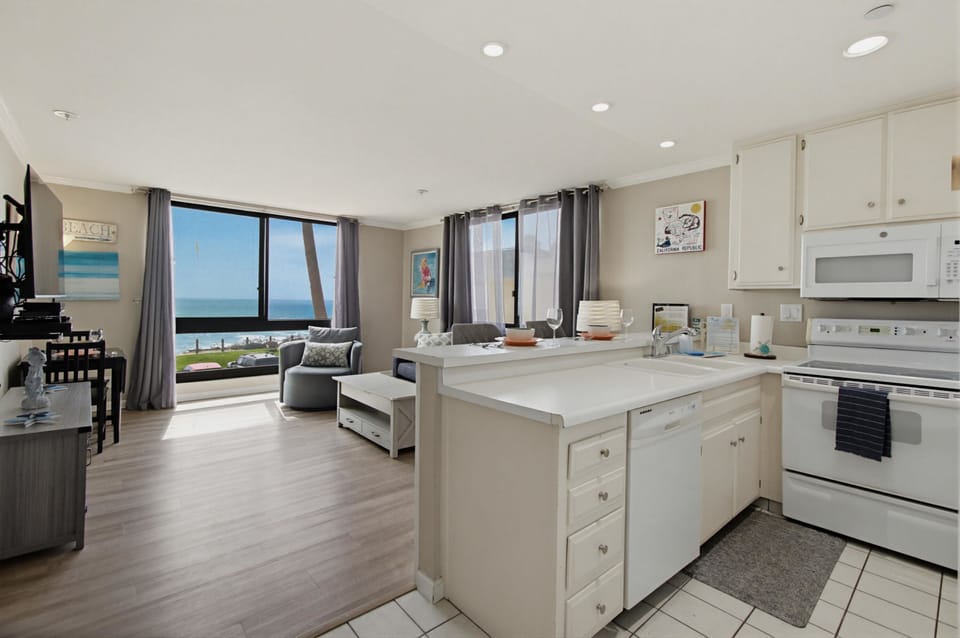 Fully equipped kitchen with all major appliances and bar top seating for 2