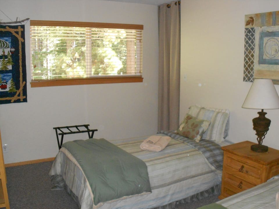 Twin room with view of the pines
